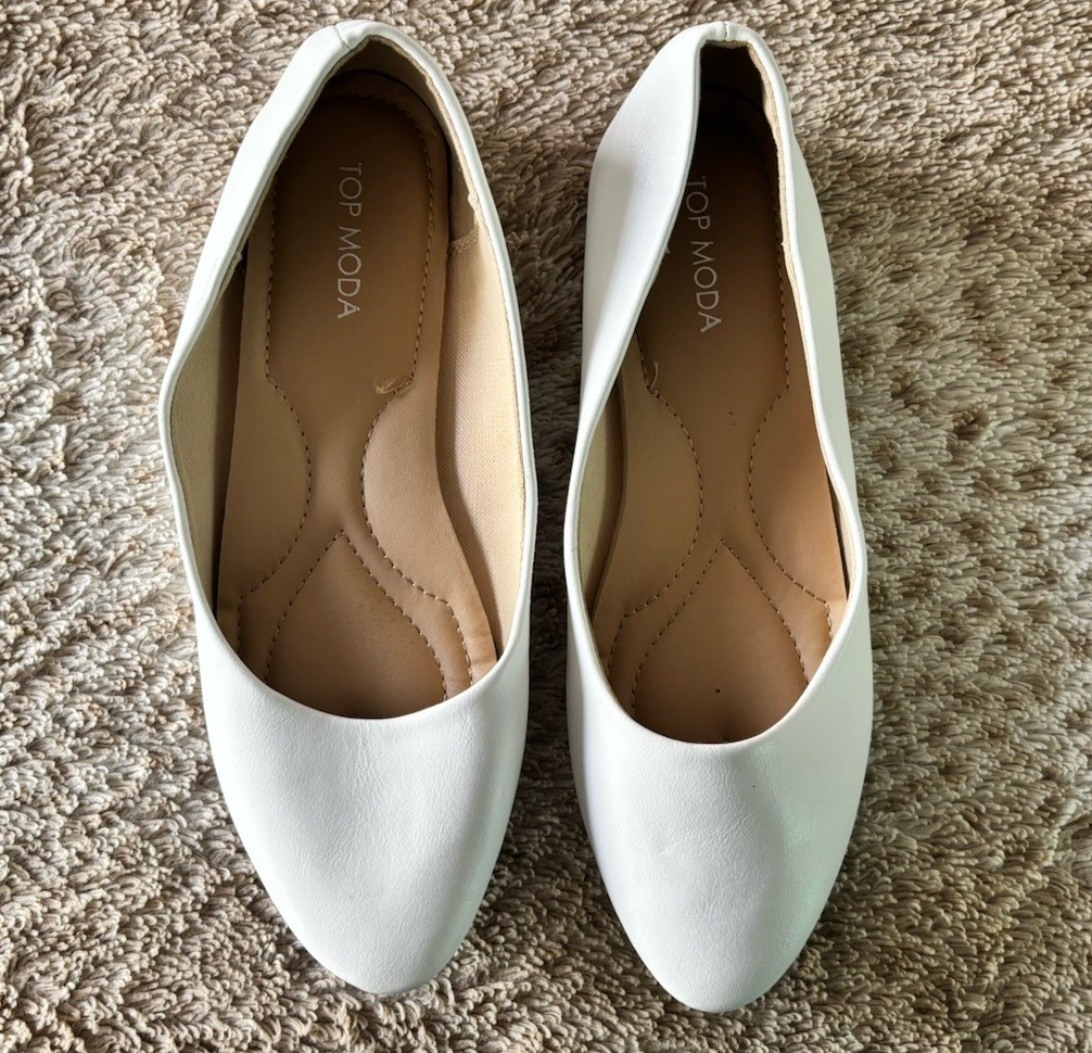 • Women’s White Flats Slip-On Shoes Size 8.5