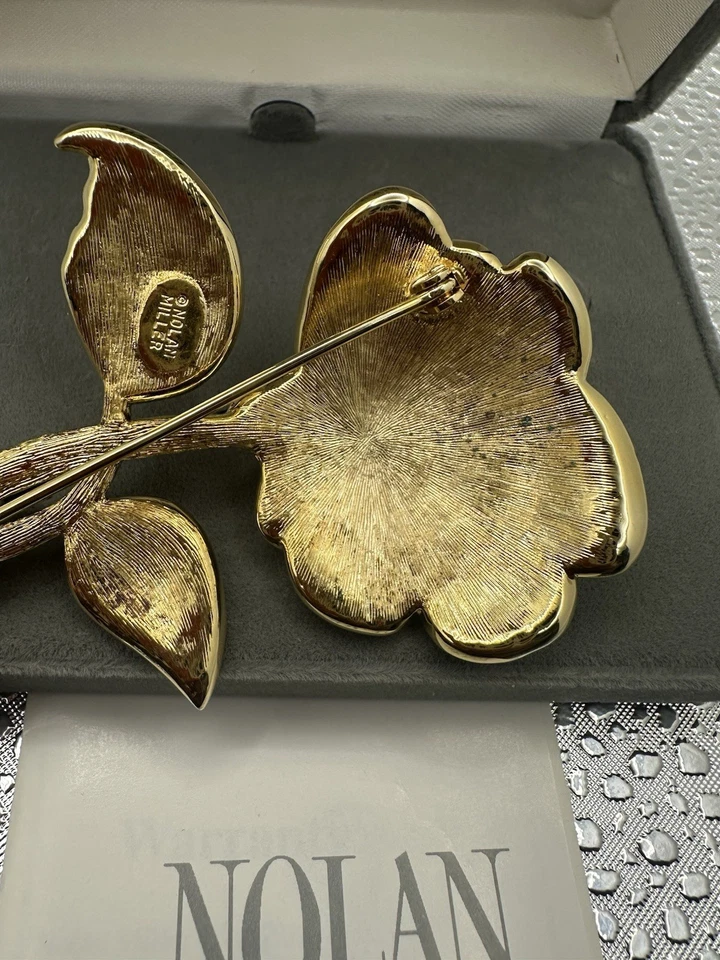 Broche vintage Nolan Miller coleção glamour ouro AMOR rosa strass com caixa - Imagem 4 de 4