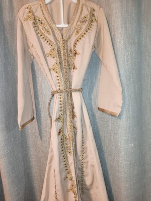  an elegant Moroccan kaftan dress with gold-toned embroidery  (3 years.A2(9)