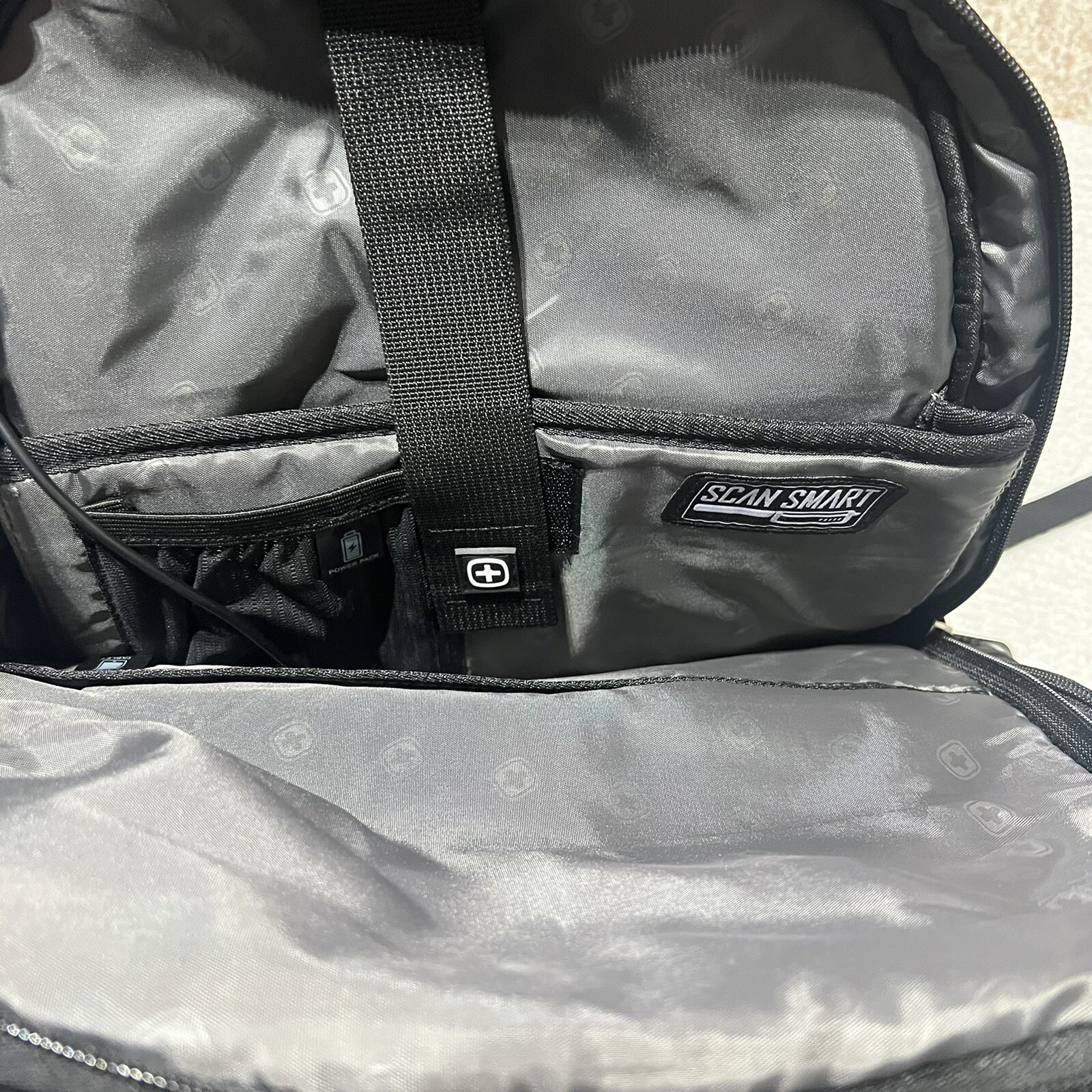 New SwissGear Unisex-Adult 5358 USB ScanSmart Laptop Backpack, Black Dot Large