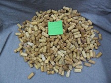 +/- 620 bouchons en liège pour décoration bricolage...... état voir les 2 photos