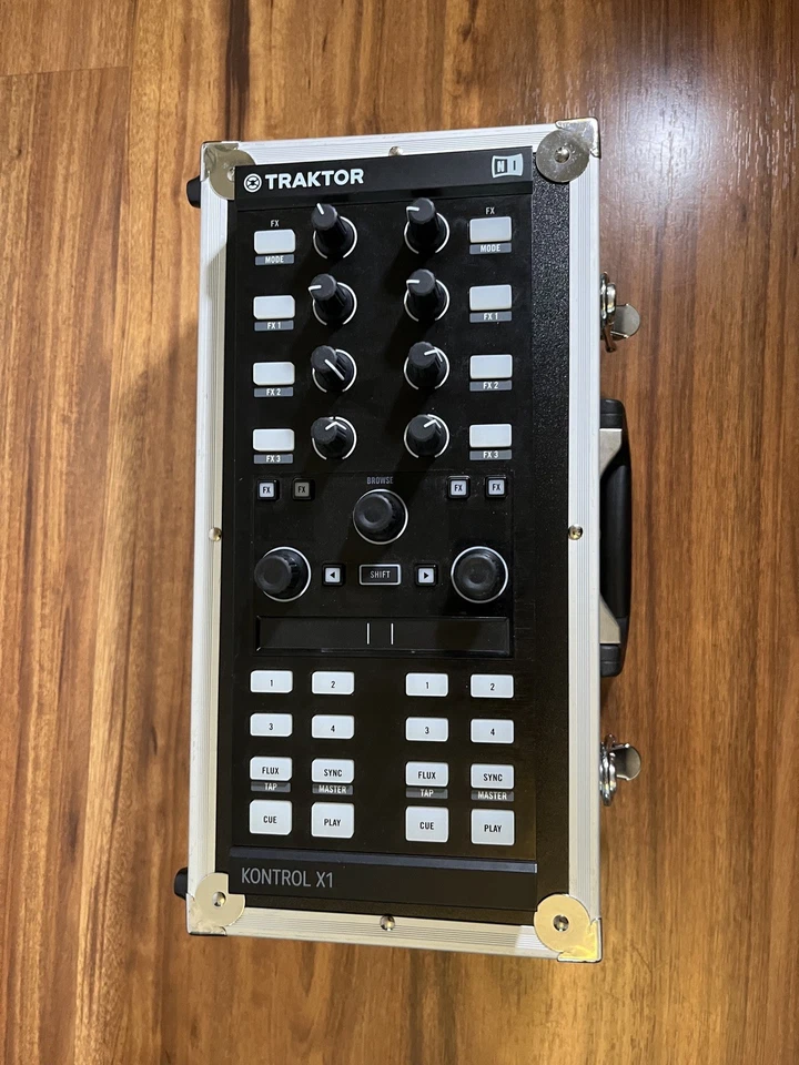 Native Instruments TRAKTOR Kontrol X1 MK2 + Case - Bild 3 von 3