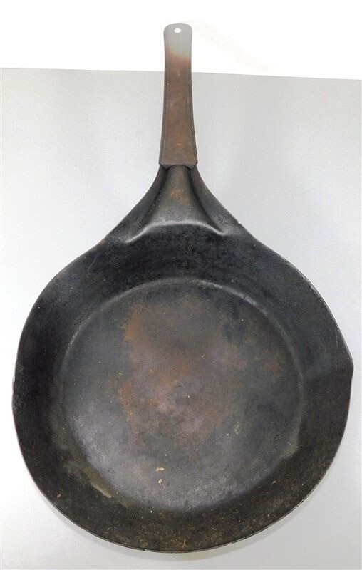 8806/911 Primative Campfire Pan 21.5 in with Handle