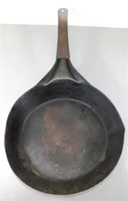 8806/911 Primative Campfire Pan 21.5 in with Handle