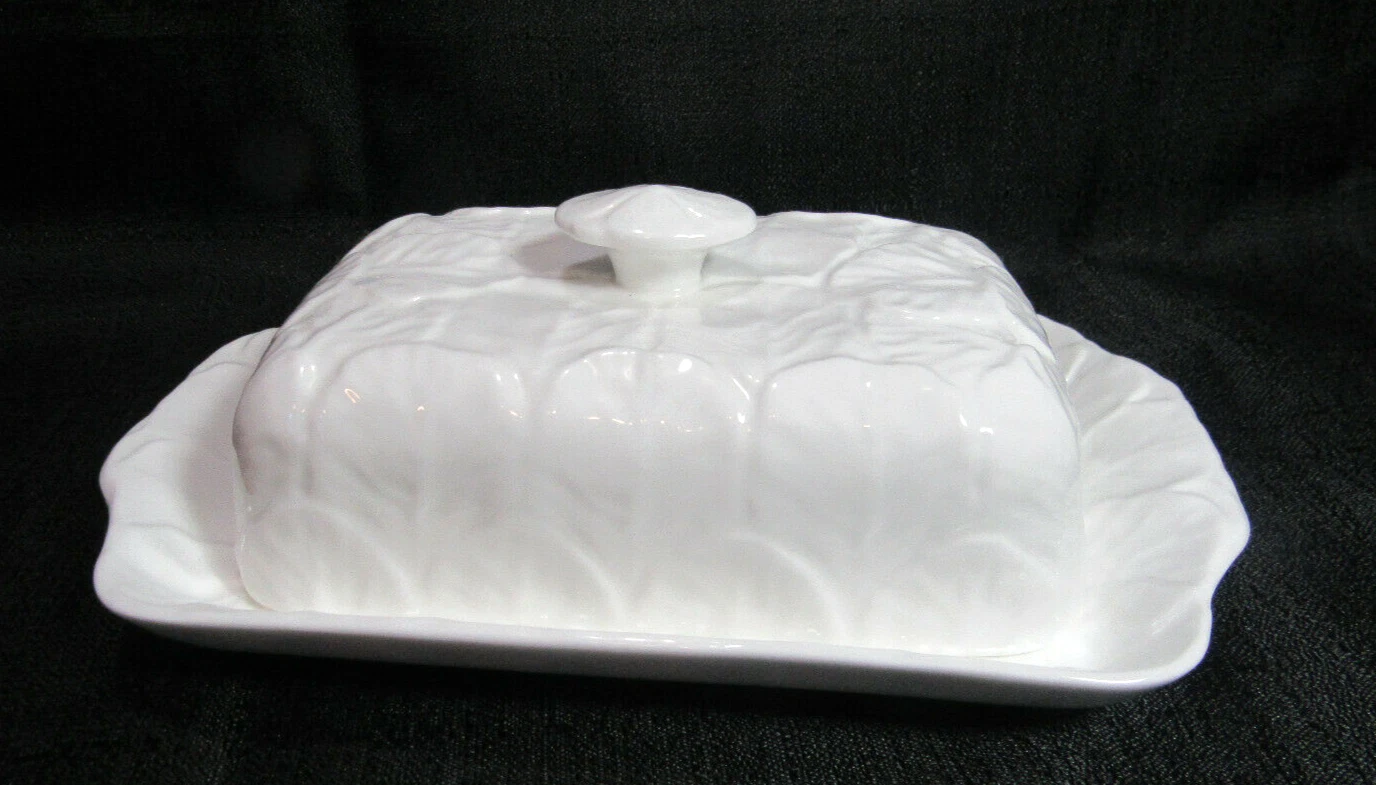 Wedgwood Bone China England Embossed Leaves COUNTRYWARE 1/4 lb Butter Dish w Lid