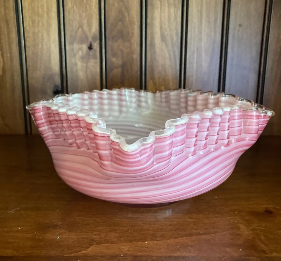 Cesta victoriana plateada para novias con estuche de vidrio con volantes rosa 11" Foto 3 de 4