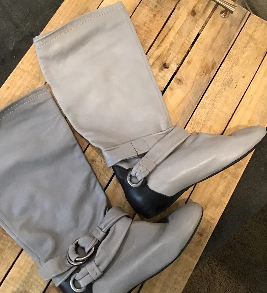 B. MAKOWSKY BOTAS DE COURO MACIO PRETO/TAUPE TAMANHO 7,5 de largura FIVELA DE SAPATOS FEMININOS EXCELENTE ESTADO USADO - Imagem 2 de 4