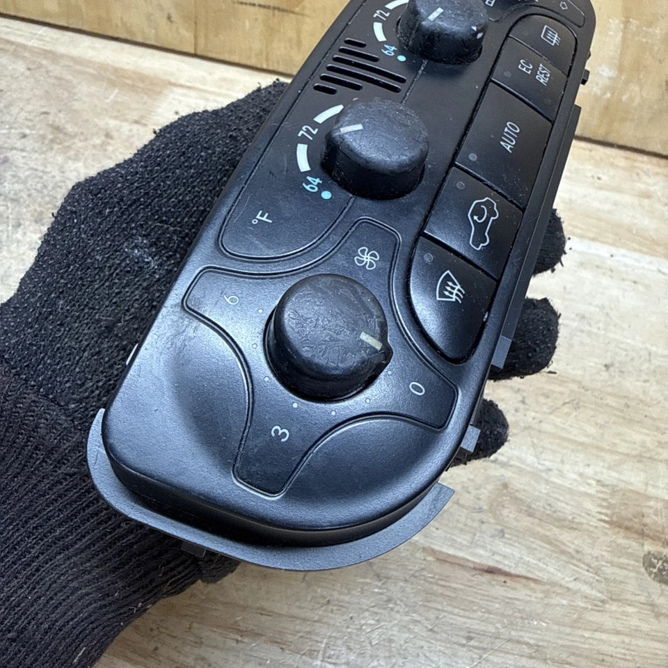 01-04 MERCEDES-BENZ C240 C320 AC TEMPERATURE CLIMATE CONTROL UNIT 2038300685 — 第 2/4 张图片