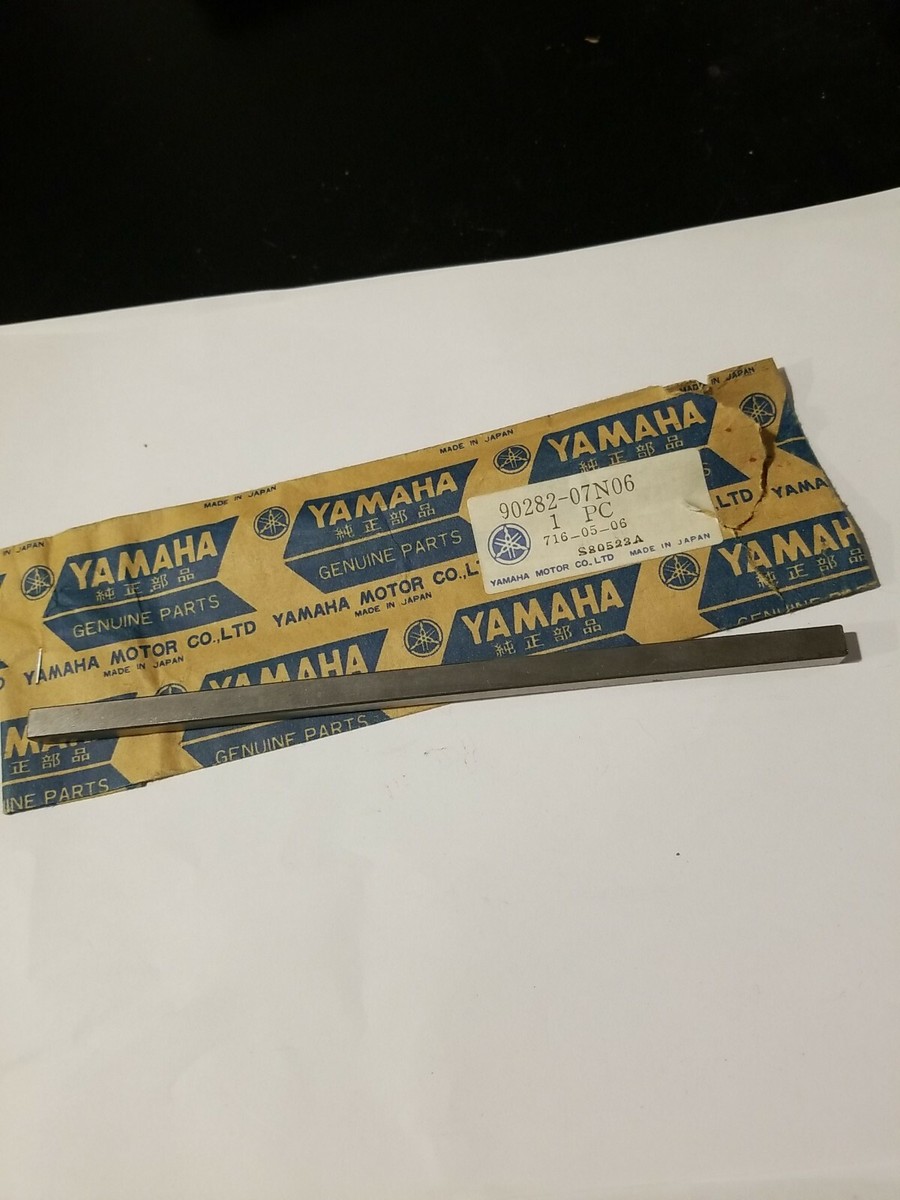 OBSOLETE VINTAGE YAMAHA MOTORCYCLE KEY STRAIGHT NOS OEM 90282