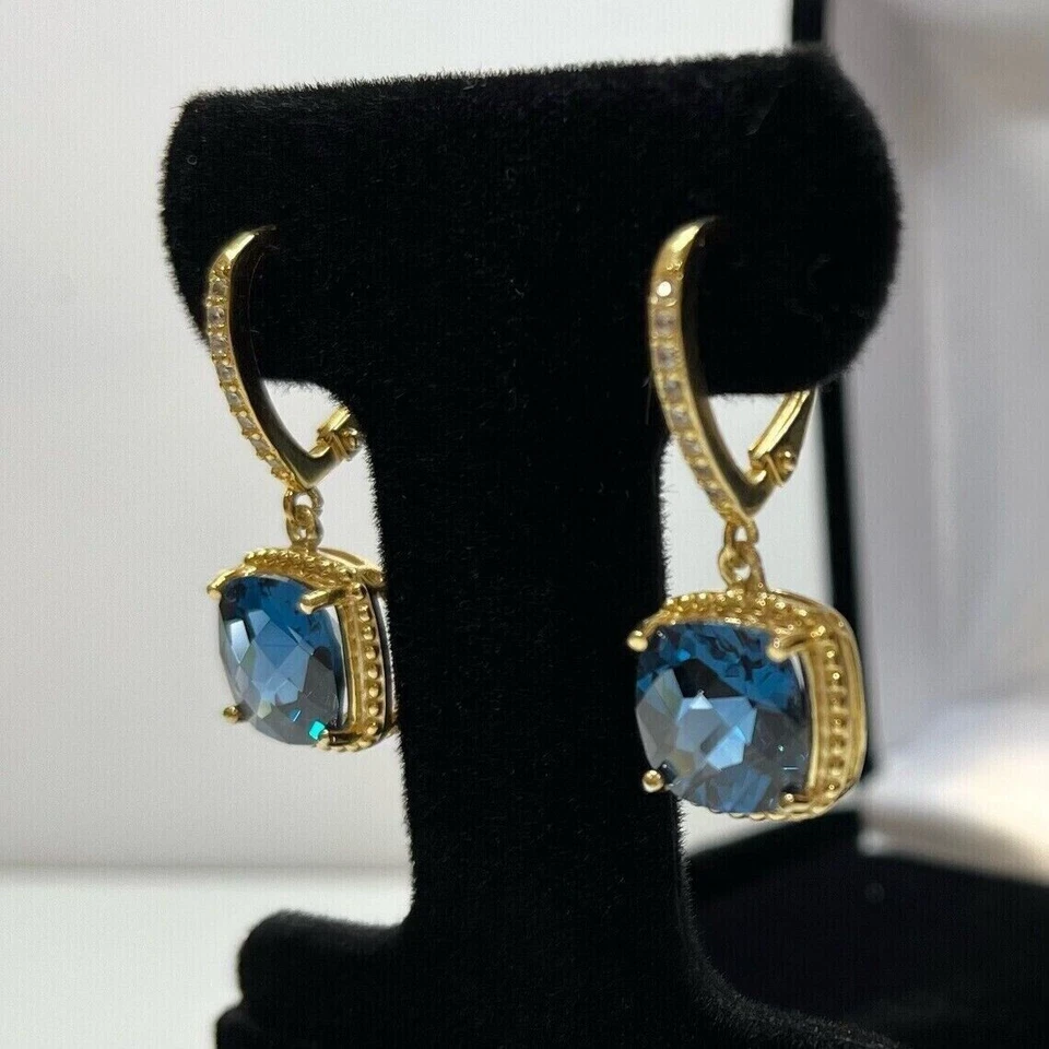 Pendientes colgantes 4 quilates enchapados en oro amarillo de 14 quilates con topacio azul Londres creado en laboratorio Foto 3 de 4