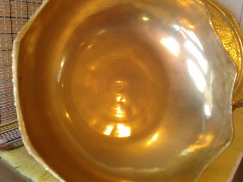 Large Floral Pattern Gold Centerpiece Bowl and Plate Set. Made in India. Vintage - 第 4/9 張圖片