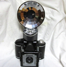 VINTAGE 1950s BEACON TWO TWENTY FIVE CAMERA WITH FLASH
