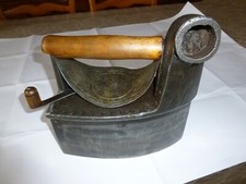 ANCIEN FER A REPASSER A BRAISE AVEC CHEMINEE ET EN FONTE .  19e SIECLE .  RARE .