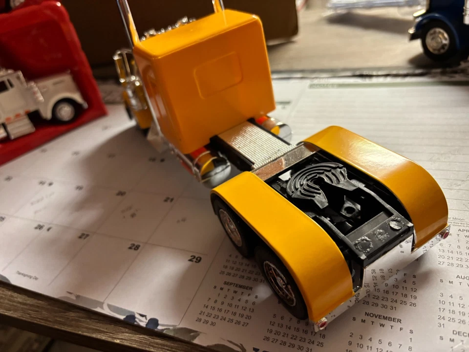 1/32 NEW RAY NEW CUSTOM YELLOW CUB CADET SEMI TRACTOR, NO PACKAGING # B 706 - Image 2 of 3