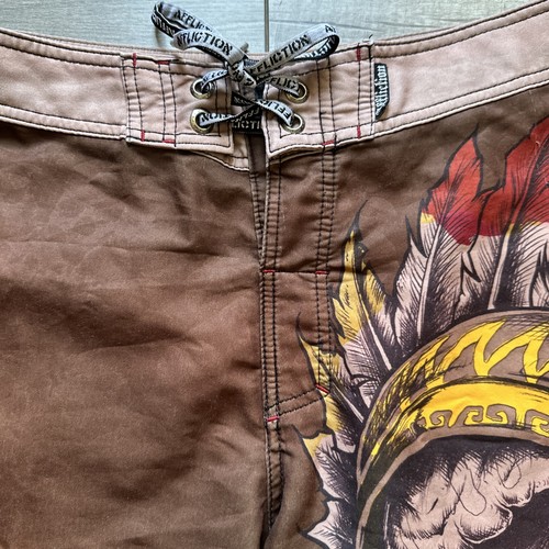 Vintage Y2K Affliction Boardshorts für Herren Schwimmen Totenkopf Krieger braun Schmuck Akzent L - Bild 2 von 20