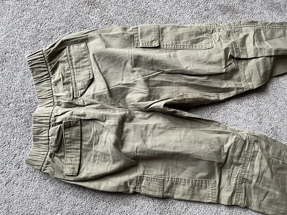 Pantalones cargo H&M verde oliva para niños talla 10 Foto 4 de 4