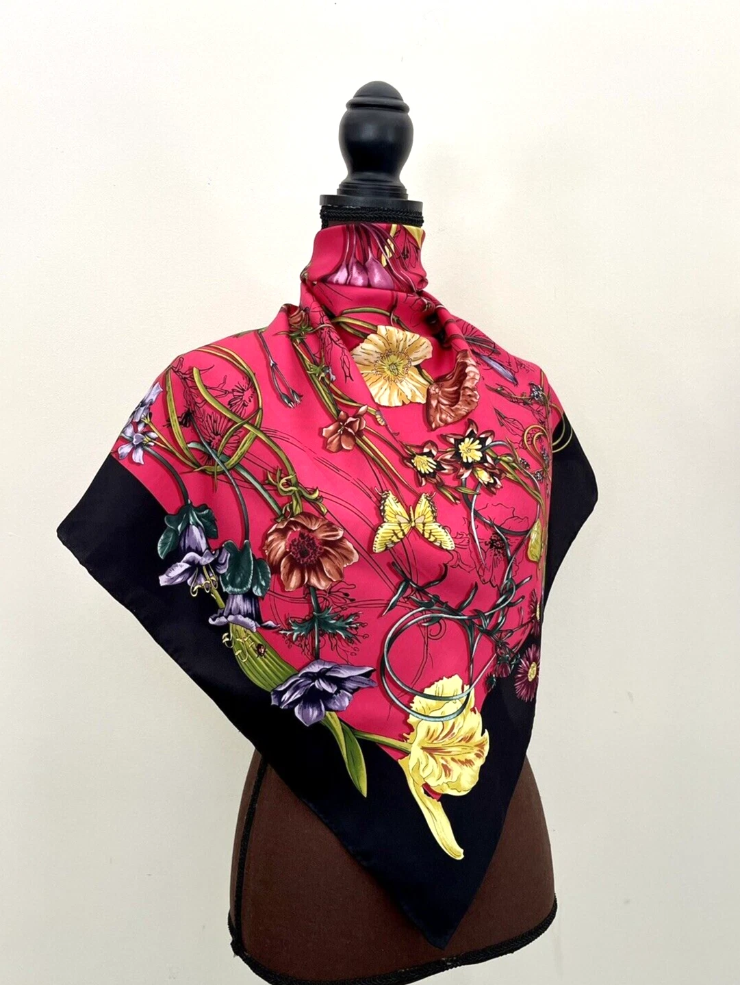 Écharpe Gucci neuve imprimé Flora Infinity rose vif multicolore bordure noire soie wrap