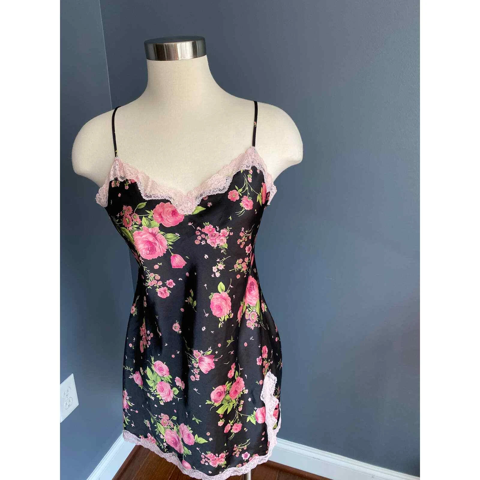 UNDERCOVER Victorias Secret abito slip nero in seta con fiori rosa taglia media