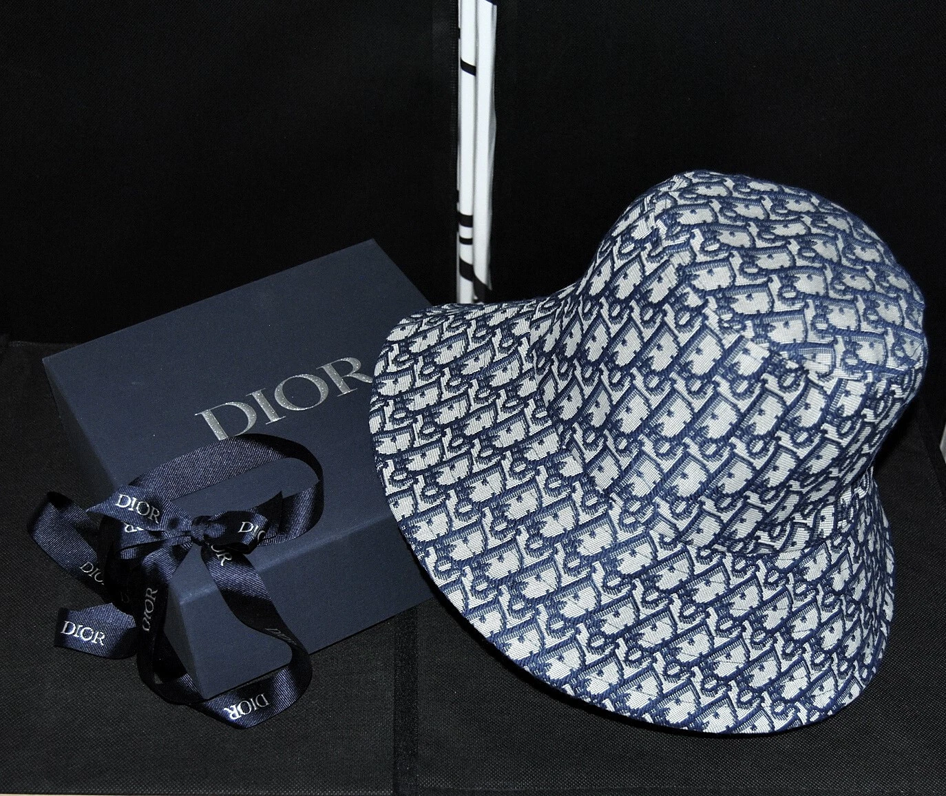 Chapeau bord seau DIOR avec boite d'origine   emballage   rubans etc