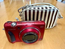 FUJIFILM FINEPIX F900 EXR Red with camera pouch