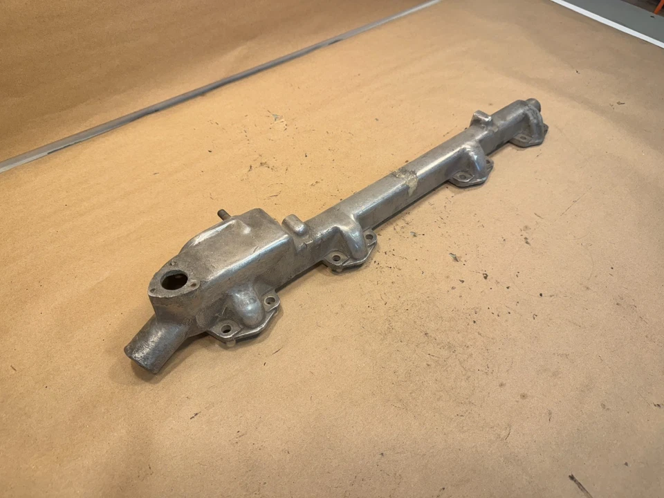 Coletor de trilho de água Jaguar XK150 SU carburadores entrada alumínio C12438 - Imagem 2 de 4