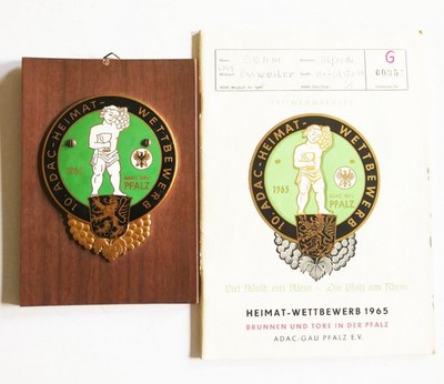 Plakette 10. Heimat Wettbewerb 1965 auf Holzplatte ADAC Gau Pfalz Teilnehmerheft