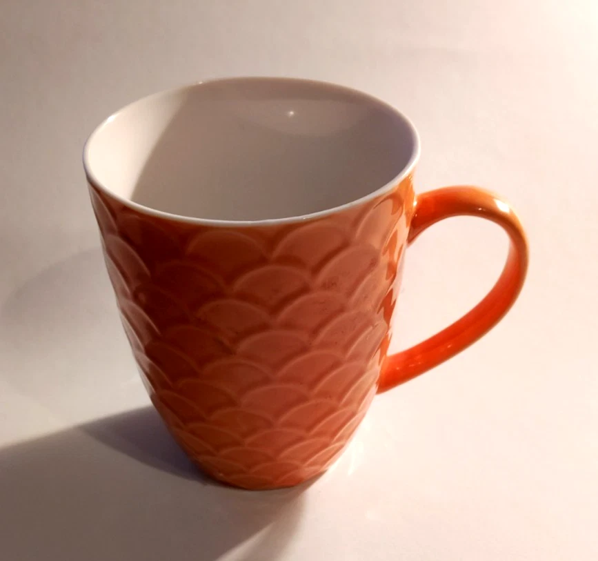 Becher mit Griff Henkel Wellen Muscheln Muster orange weiß Tasse Sammeltasse neu