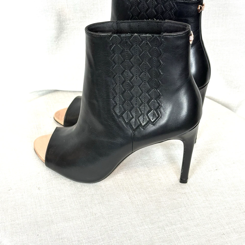 Botinha feminina TED BAKER 38,5 Larizen peep toe tornozelo acabamento ouro rosa nova sem etiquetas - Imagem 2 de 4