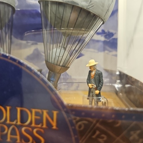 The Golden Compass Lee Scoresby's Airship Vehicle and Figure New - Picture 8 of 9