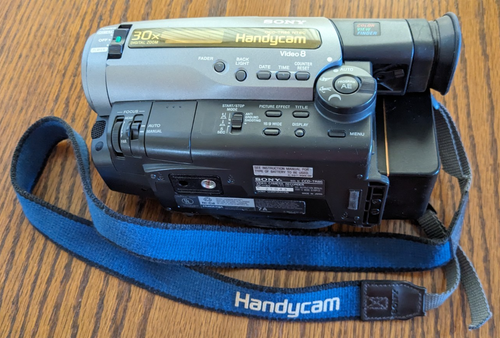 Sony Handycam CCD-TR86 Video 8 Camcorder - Color Viewfinder - VG w Battery - Picture 2 of 15
