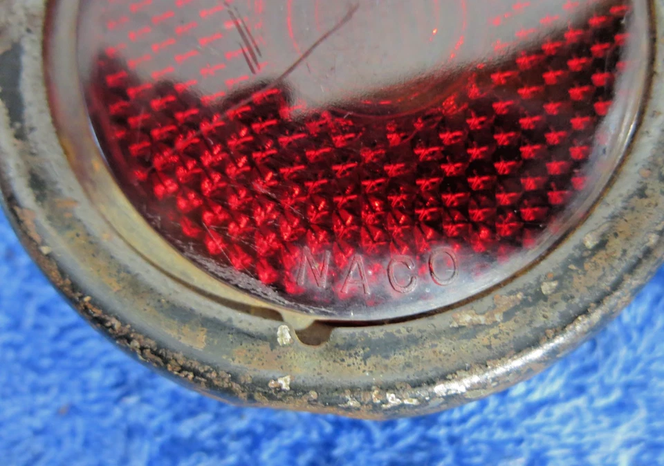 PAR DE LENTES E MOLDURAS DE LANTERNA TRASEIRA WILLYS JEEPSTER NACO 1948-1951 VIDRO VERMELHO OEM JEEP - Imagem 4 de 4