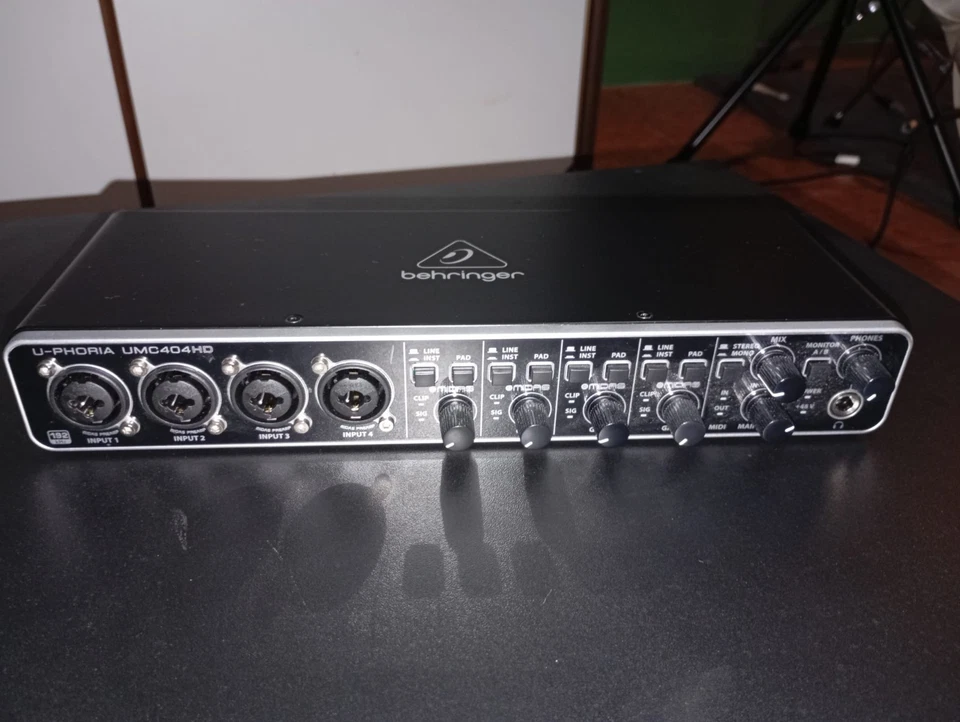 Behringer UMC404HD Interfaccia Audio con Preamplificatori Midas Mic 192KHz -... - Immagine 3 di 4
