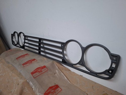 NOS GENUINE TOYOTA トヨタ RADIATOR GRILLE HILUX RN10 RN13 RN15 RN16 # 53112-89801 - Imagen 2 de 6