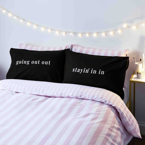 Par de fundas de almohada reversibles Sassy B ""Qué tal no"" o "Stay In Go Out"" negras - Imagen 8 de 21