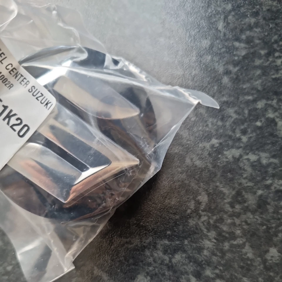 Genuine Suzuki VITARA S-CROSS Alloy Wheel Centre Cap Black Chrome — 第 2/2 张图片