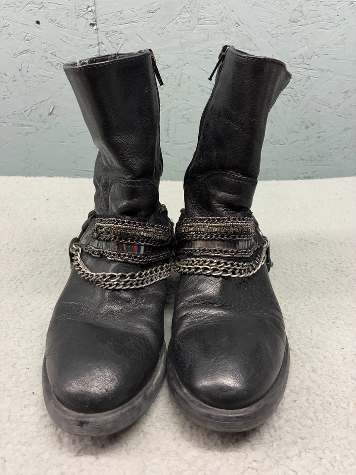 Botas de moto de cuero Vera Wang para mujer 7,5 m negras acento de eslabones de cadena cremallera media pantorrilla Foto 4 de 4