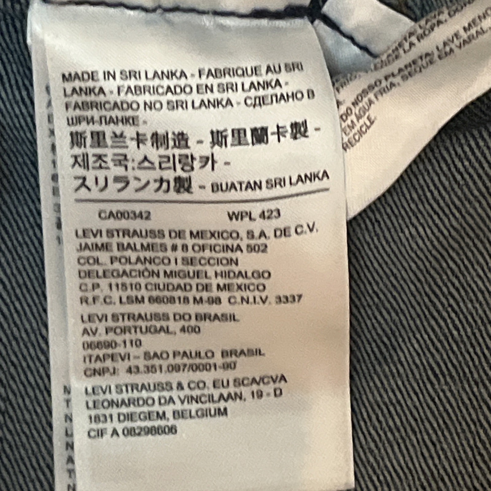 Women’s Levis Demin Jacket Size Medium - image 11