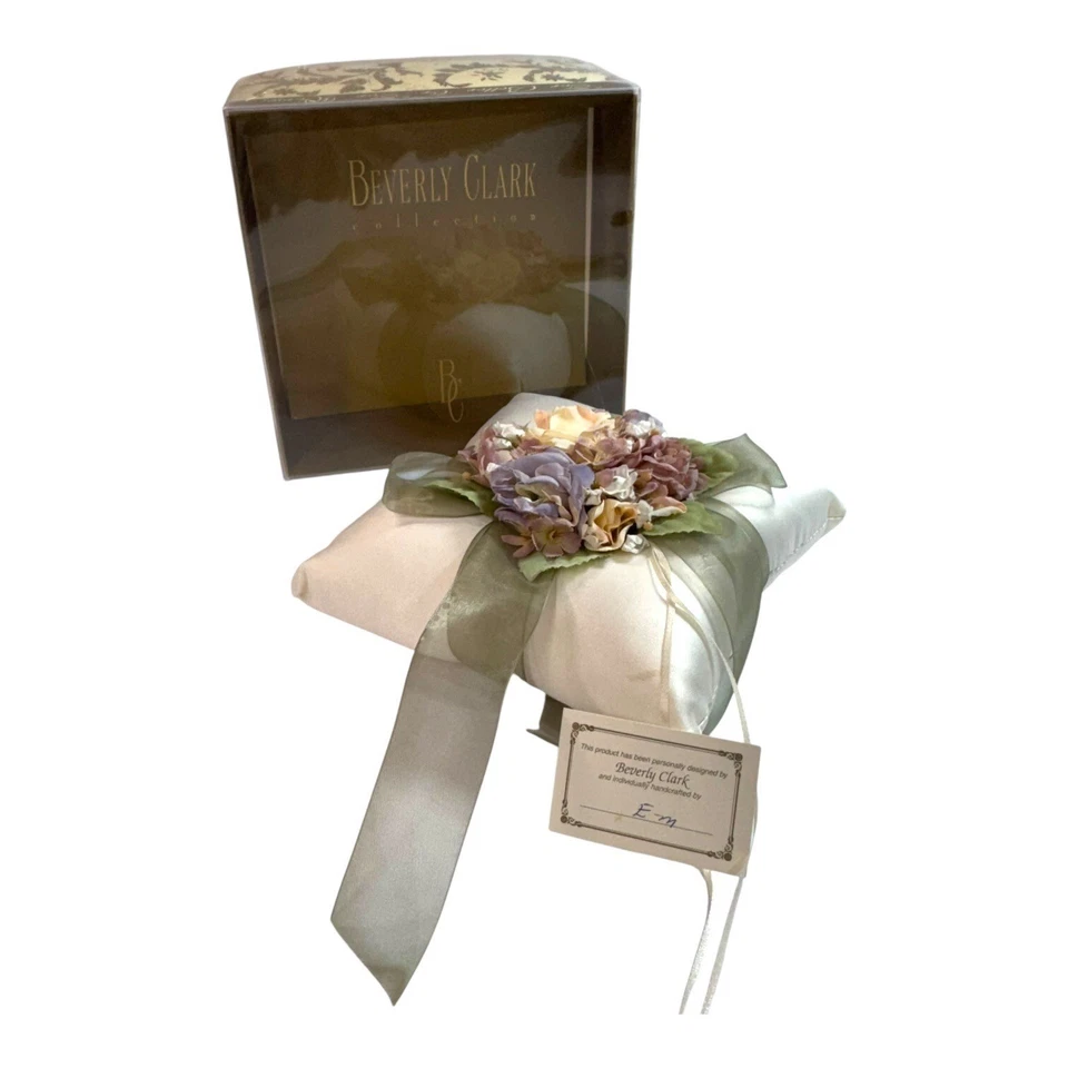 Beverly Clark Colección Floral Satén Anillo de Boda Portador Púrpura Verde Almohada SE Foto 2 de 4
