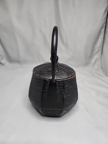 Heavy Antique Japanese Iron Tea Pot Black with Spider Web Relief Design Signed - Picture 8 of 14