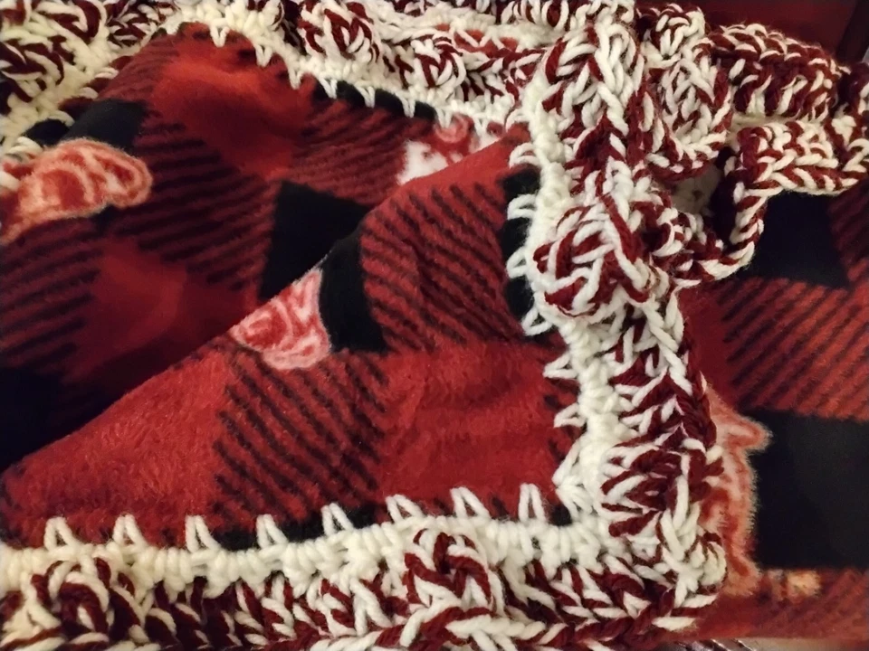 Manta pequeña de lana para bebé Texas A&M University College con súper volantes de ganchillo Foto 4 de 4