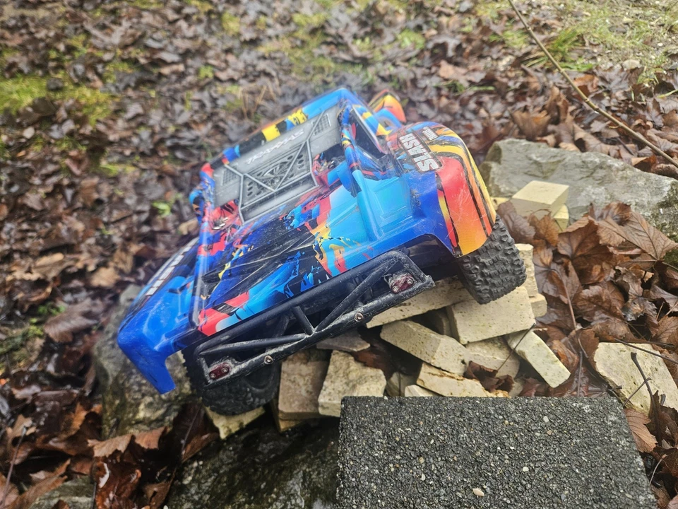 Traxxas  Slash 4X4 Brushless 1:10 Truck 4WD Mit vielen Ersatzteilen - Bild 2 von 4