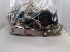 Lot  Of  19 Watches Vintage Modern Men Women's Mostly Quartz Projects P/R 