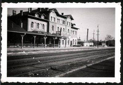 Fotografie Beck, Ansicht Pößneck, Bahnhof, Bahnsteig, Eisenbahn-Station 