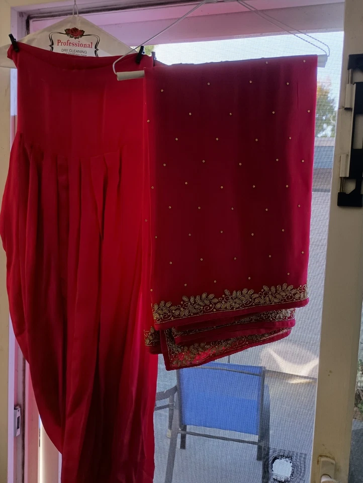 Vestido de invitada de boda indio con pantalones y bufanda rosa intenso con cuentas doradas! Foto 2 de 4