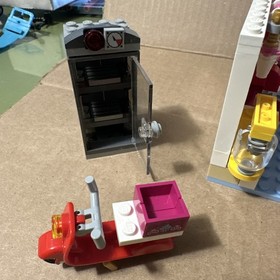 LEGO FRIENDS: Heartlake Cupcake Cafe (41119), Pre-owned, Incomplete