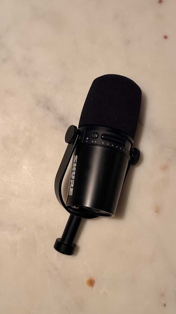 SHURE　MV7 Shure MV7 USB XLR Podcasting Microphone & Shure Mv88 Tripod
