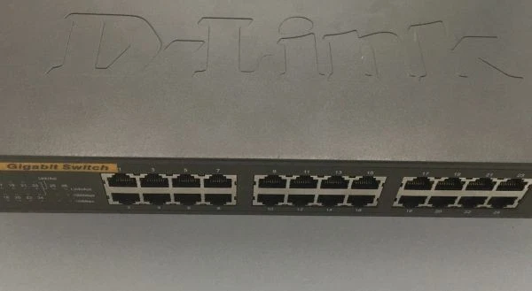 D-link gigabit switch 24 port w / gig pt copper sfp, smart - Image 2 of 4