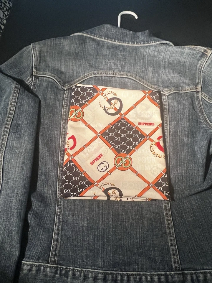 Panel de tela Gucci Supreme para coser o planchar en tu chaqueta, planchar en parche proporcionado Foto 2 de 4