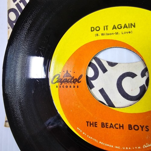 7" 45 RPM THE BEACH BOYS DO IT AGAIN / WAKE THE WORLD CAPITOL RECORDS 2239 1968 - Picture 2 of 4