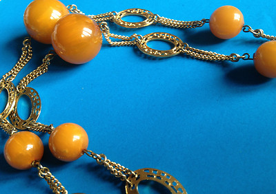 Collier Vintage En Bakélite Jaune - Grosses Boules Imitation Ambre Avec Chaîne Dorée